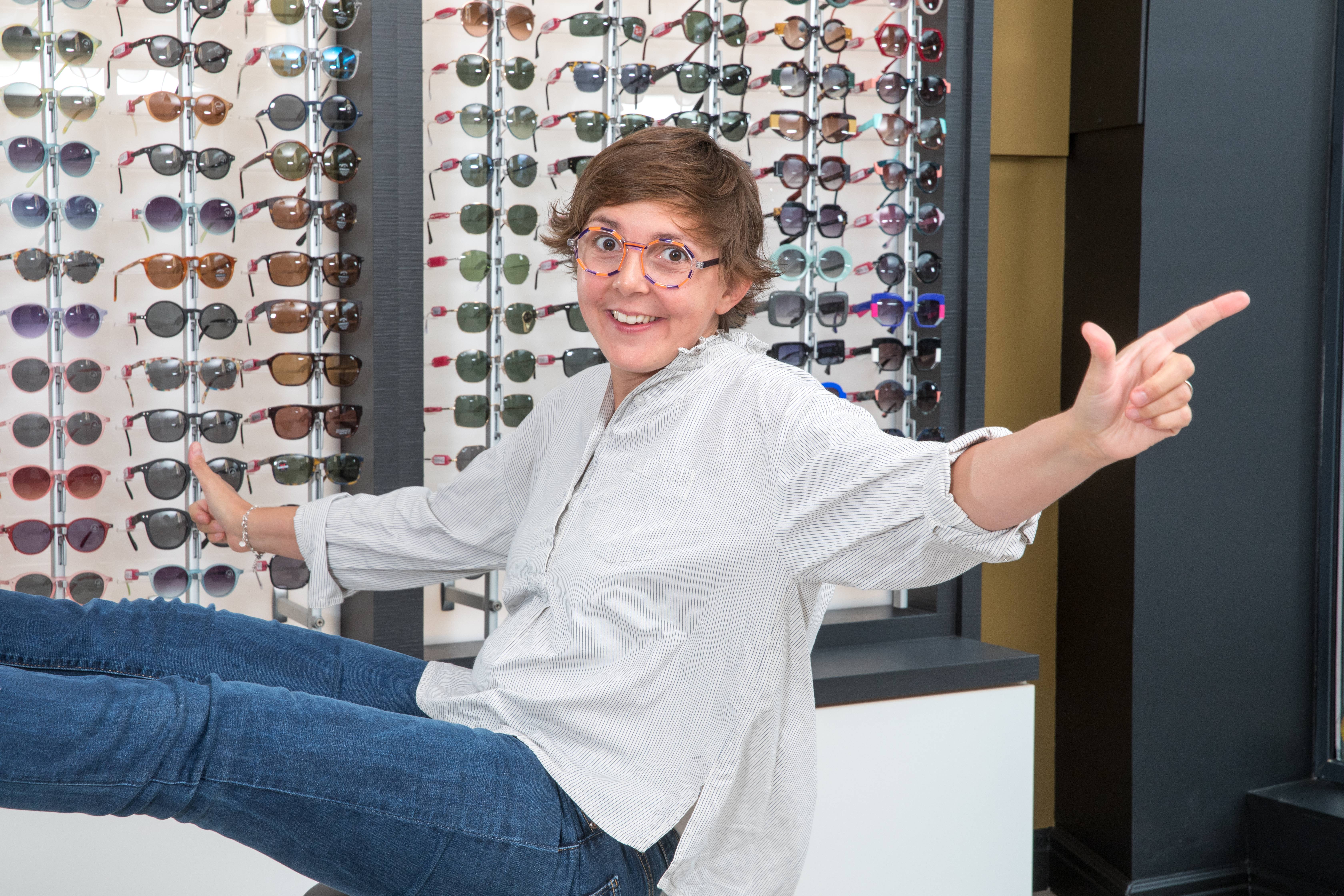 Opticienne-optométriste qui met tout en œuvre pour votre confort visuel, vous apprécierez sa bonne humeur et son sourire !
