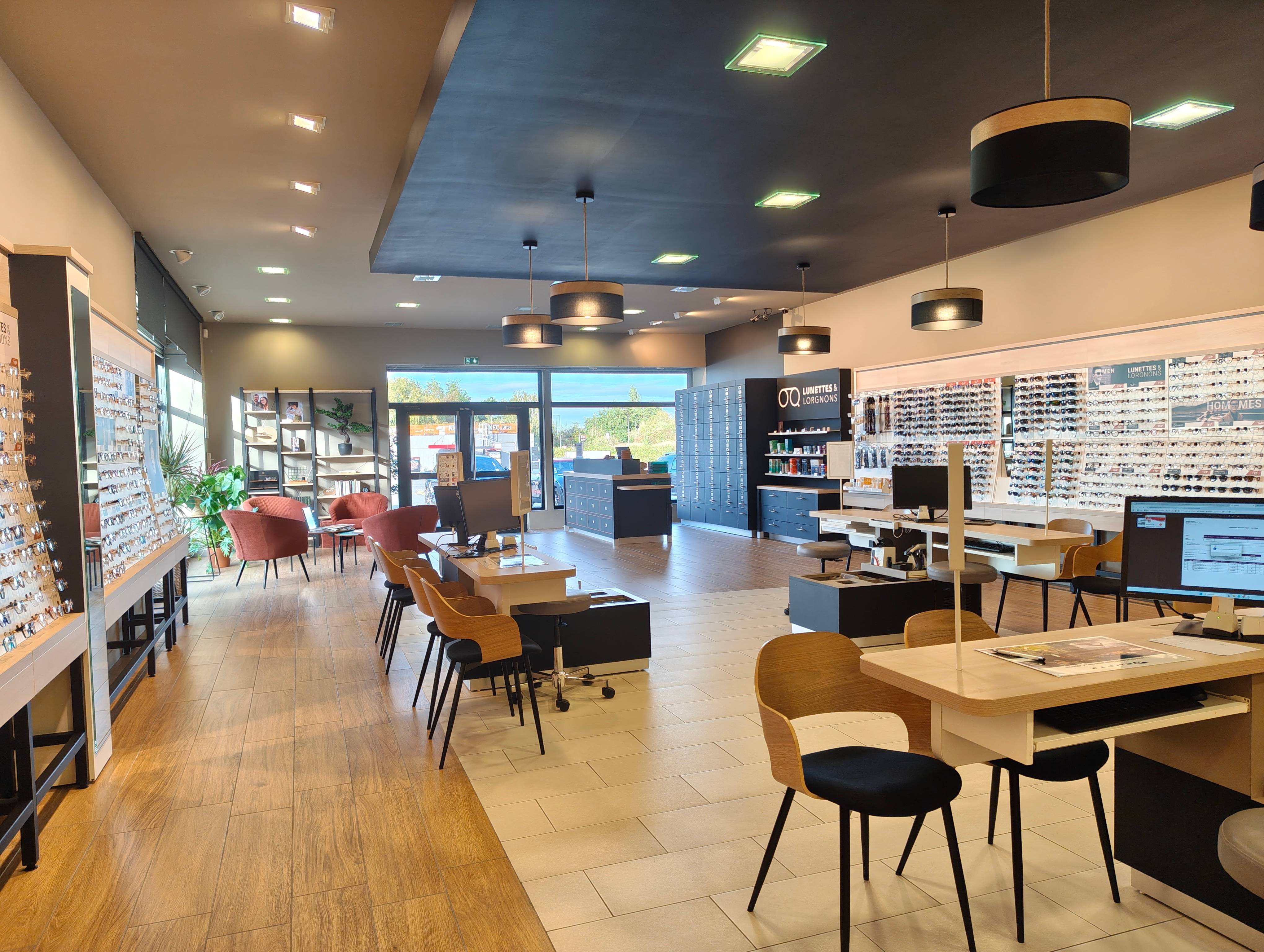 intérieur du magasin - tables de vente et salon