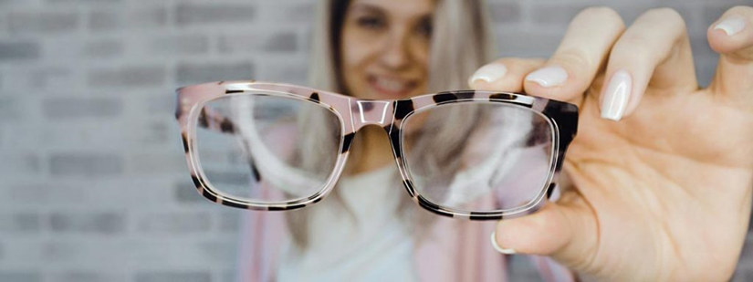femme tenant des lunettes