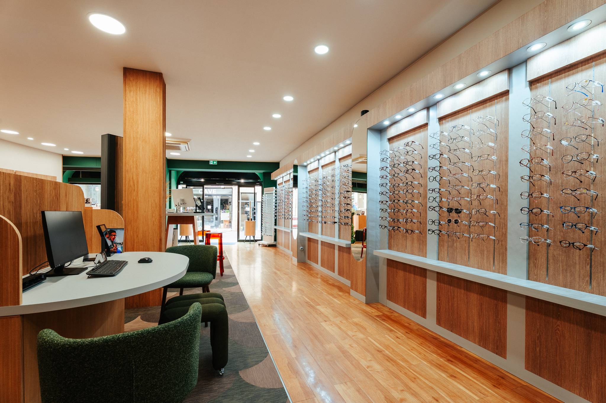 Cabine d'examen de vue d'Optique Duplessis avec autoréfractomètre et panneau d'acuité visuelle