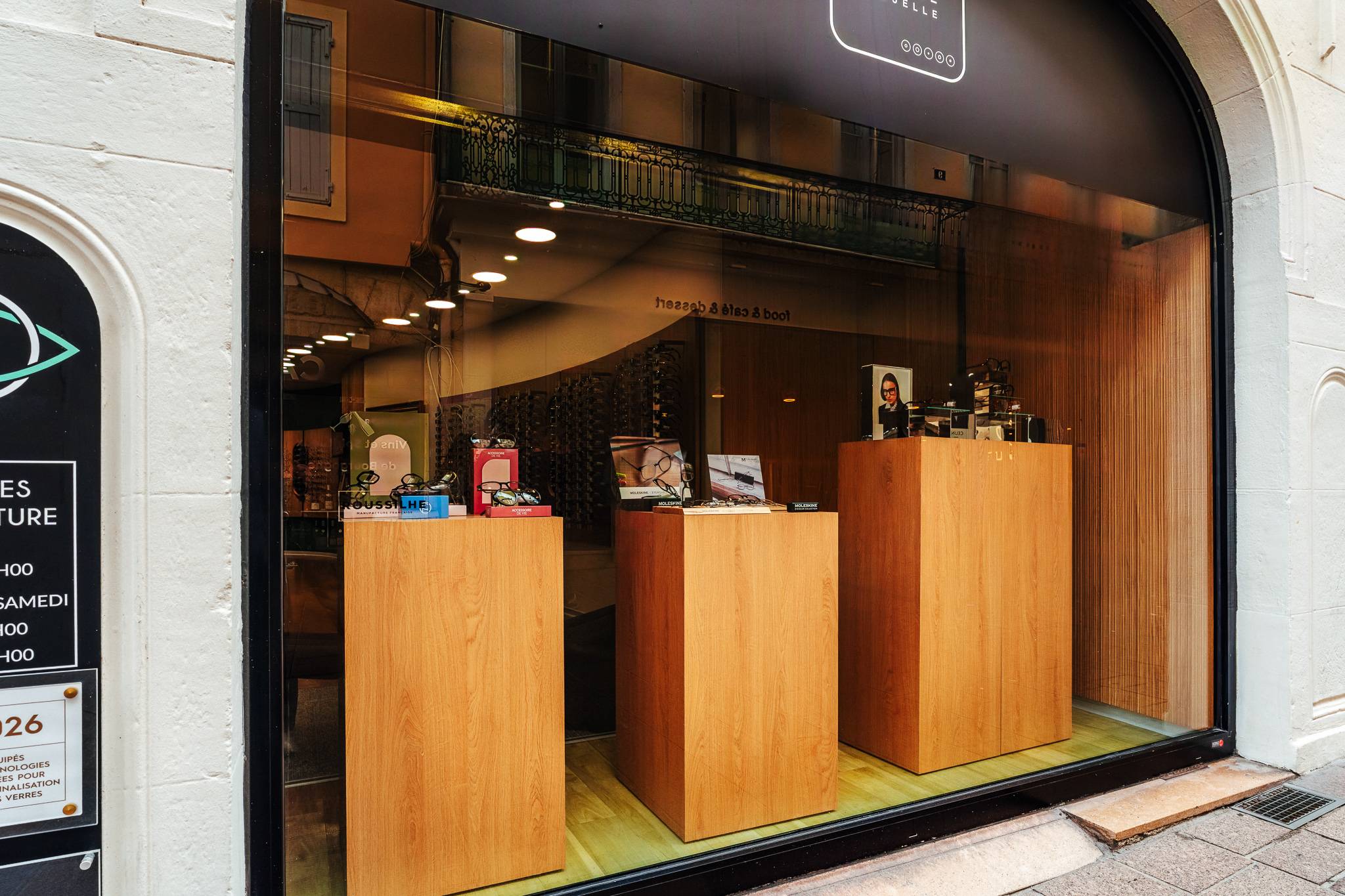Présentoir de lunettes de soleil et banquettes d'attente, vitrine Optique Duplessis